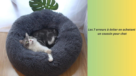 un coussin chat bleu marine avec un chat allongé dedans
