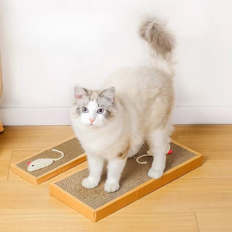 Griffoir chat carton rectangulaire petit et grand avec une souris en sisal beige collé sur l'extrémité et un chat blanc au-dessus du griffoir.