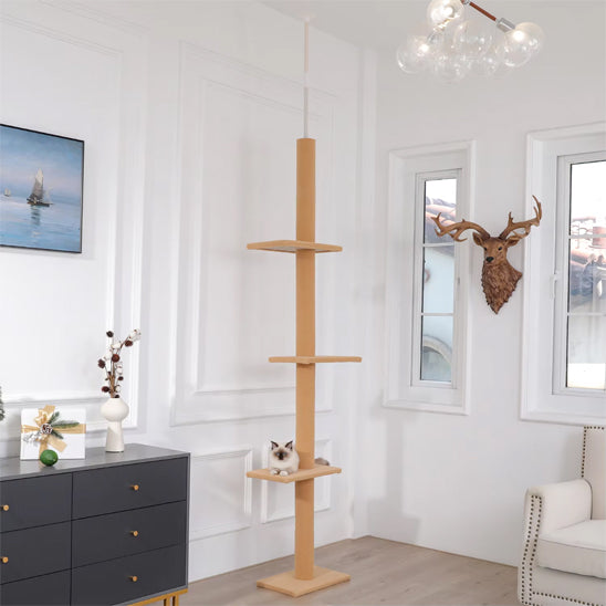 Arbre a chat bois beige en sisal avec cinq niveaux avec un chat blanc assis dessus.