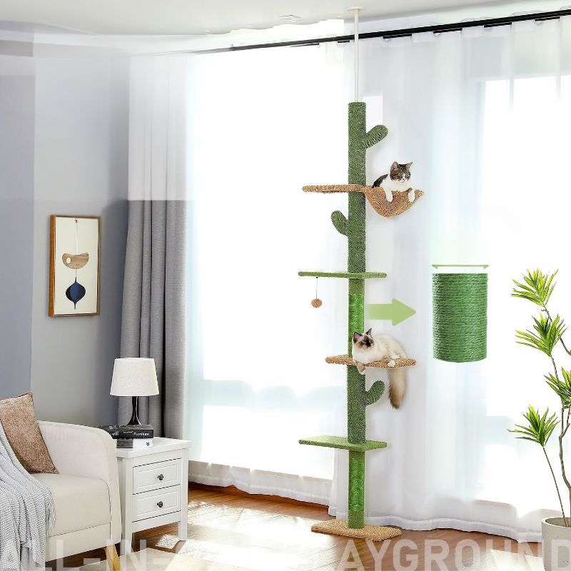 Arbre a chat bois cactus vert en sisal et deux chats assis sur le hamac et la planche.