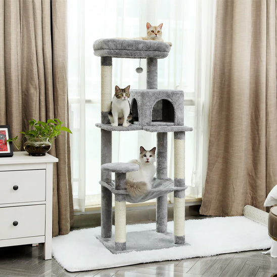 Arbre a chat bois avec trois niveaux, gris clair et trois chats, un sur le haut et un dans la niche et l'autre dans le hamac.