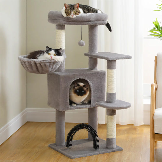 Arbre a chat bois avec trois niveaux, gris clair, et trois chats, un sur le haut et un dans la niche et l'autre dans le hamac.
