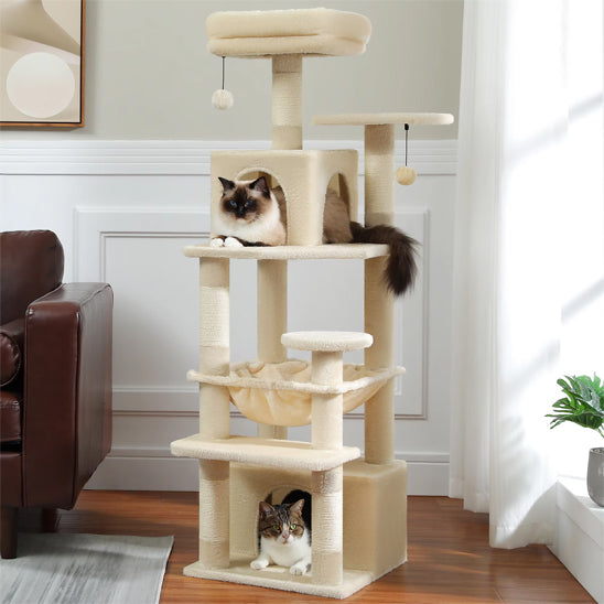 Arbre Ă chat multifonctionnel beige avec hamac, niche et griffoir avec deux chats qui assoient dedans et dessus.