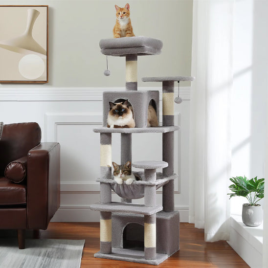Arbre Ă chat multifonctionnel gris avec hamac, niche et griffoir avec trois chats qui assoient dedans et dessus.