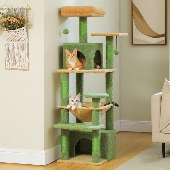 Arbre Ă chat multifonctionnel vert avec hamac, niche et griffoir avec deux chats qui assoient dedans et dessus.