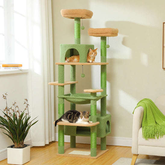 Arbre à chat multifonctionnel vert avec hamac, niche et griffoir avec deux chats qui sont allongés dessus.