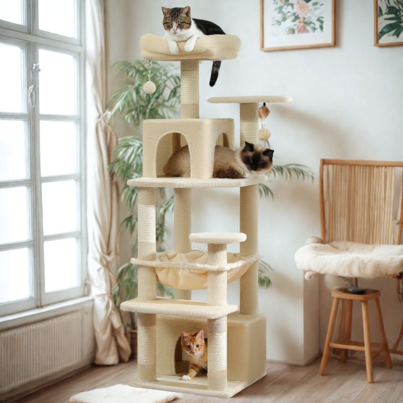 Arbre Ă chat multifonctionnel beige avec hamac, niche et griffoir avec plusieurs chats dessus.