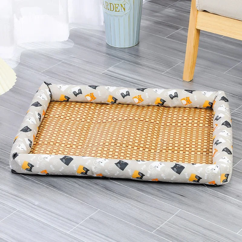 Canapé pour chat rectangulaire avec des bords beiges avec des motifs de chats.