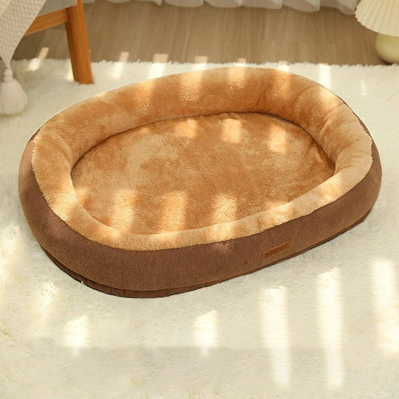 Canapé pour chat ovale marron et peluche marron à l'intérieur.