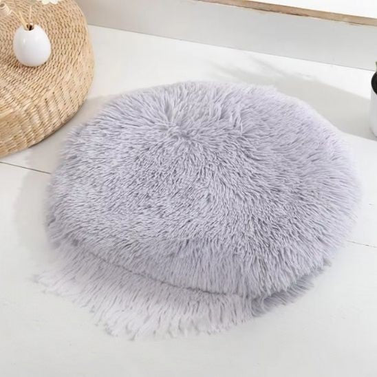 Coussin chat gris rond en peluche.