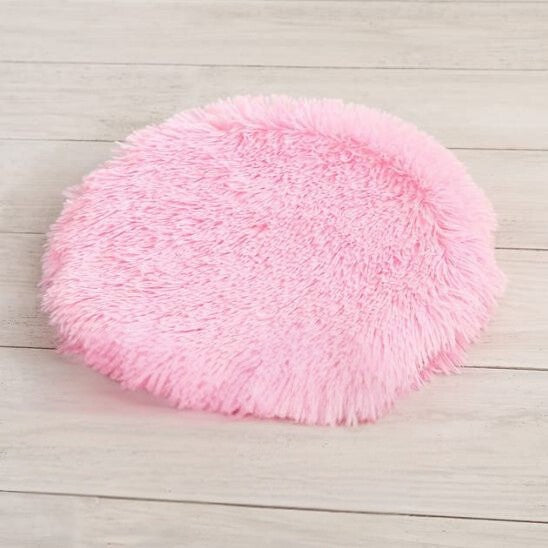 Coussin chat rose rond en peluche.