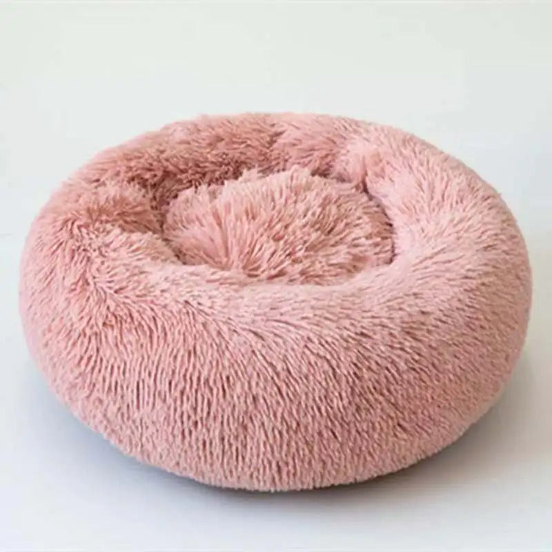 Coussin chat de couleur rose vers saumon en peluche douce.