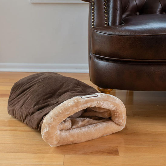 Coussin chat en forme de sac de couchage marron en peluche douche beige à l'intérieur.