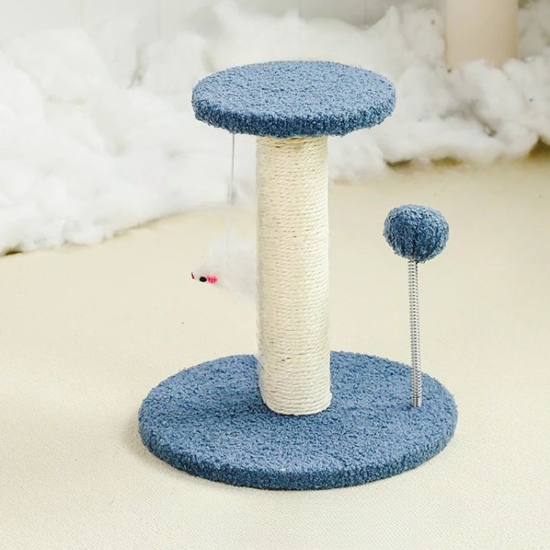 Un grattoir chat en forme d'un poteau en sisal avec deux bases bleues, une grande, une petite avec deux peluches en forme de souri et boule suspendu