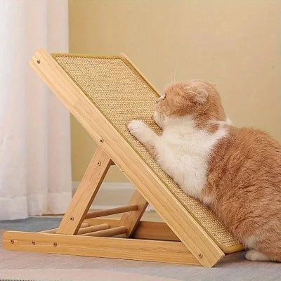Grattoir chat rectangulaire en sisal beige collé sur un support en bois et un chat roux qui gratte dessus.