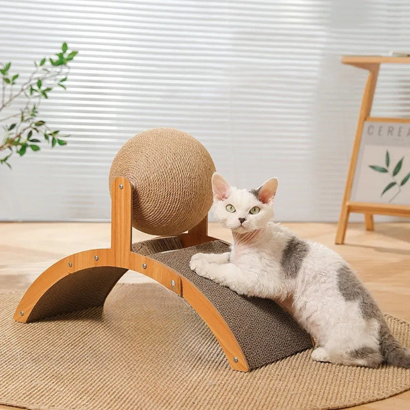Grattoir chat en bois marron en forme de pont avec une boule en sisal placée dessus et un chat qui fait ses griffes dessus.