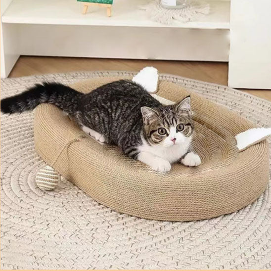Griffoir chat lit ovale en sisal avec deux oreilles de chats attachés sur les extrémités avec une boule intégrée et un chat allongé dessus.