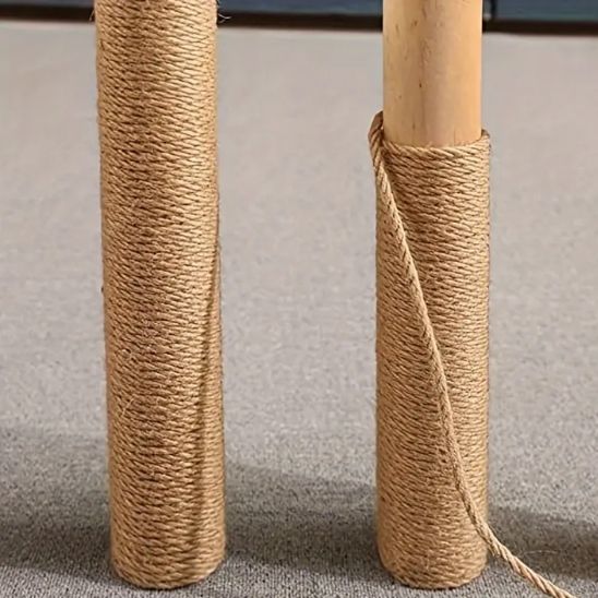 Griffoire chat en sisal en forme de corde à enrober sur différents meubles tels qu'un pied d'une table comme cette photo.