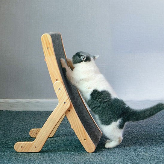 Griffoire chat en bois a plusieurs positions avec un chat gris debout en train de faire ses griffes dessus.