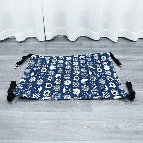 Hamac à chat balançoire bleu avec des motifs blancs.