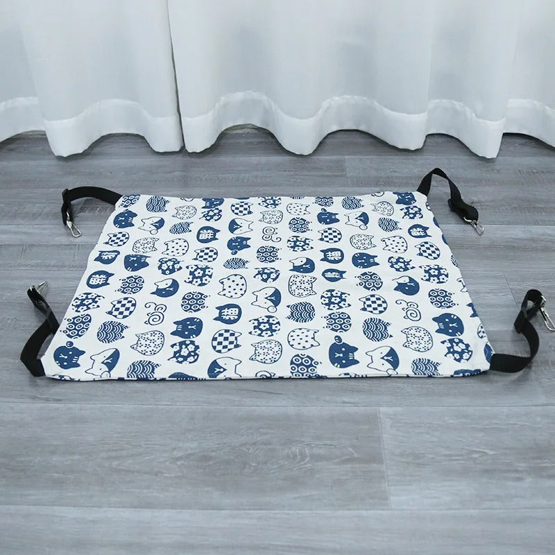 Hamac à chat balançoire blanc avec des motifs bleus et des sangles.