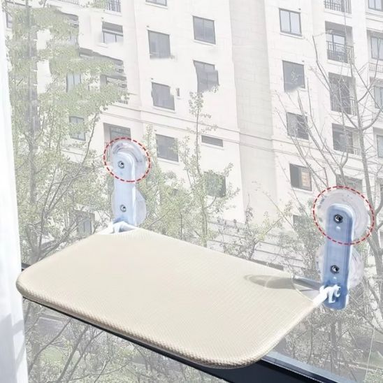 Un hamac chat beige sans fil fixĂ© sur une fenĂȘtre avec des ventouses solides.