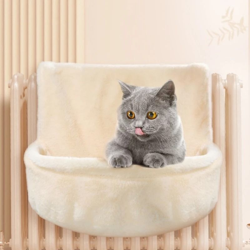 Hamac radiateur chat beige avec un chat gris assis dedans.