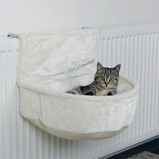 Hamac radiateur chat blanc avec un chat gris assis dedans.