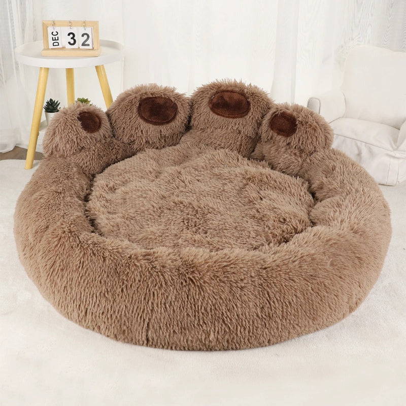 Lit pour chat en forme de patte d'ours en peluche marron et les pattes en marron foncé.