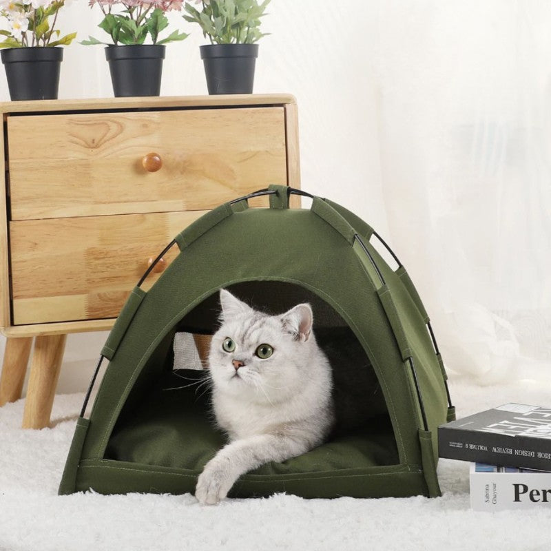 Niche chat verte en forme de tente sur un tapis blanc dans une chambre.