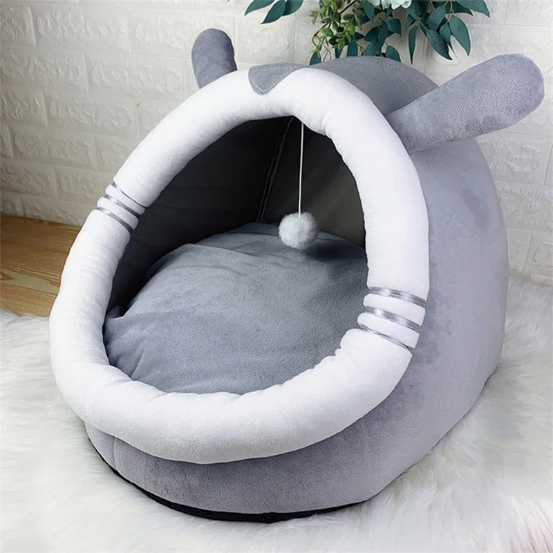 Niche pour chat grise en forme de chinchilla avec des oreilles et une balle suspendue en haut.