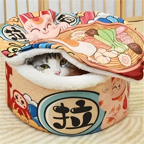 Panier chat en forme de pot chinois avec couvercle, plusieurs motifs et couleurs avec un chat allongé dedans avec le couvercle semi-fermé.