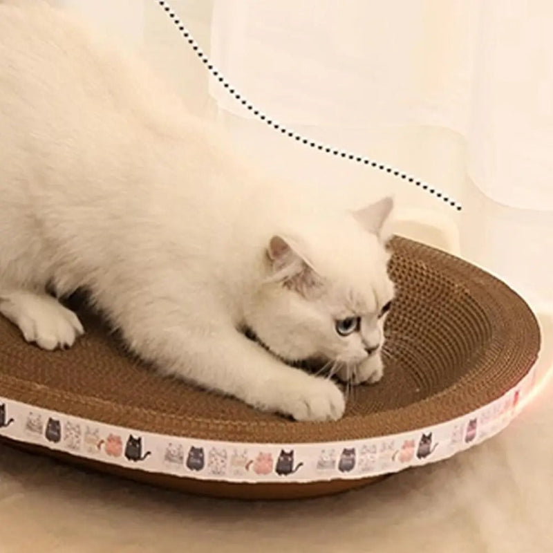 Un chat blanc qui fait ses griffes sur un panier chat griffoir en forme ovale et des pointillés sur sa conne vertébrale qui explique les bénéfices qu'apporte ce panier à la posture du chat.