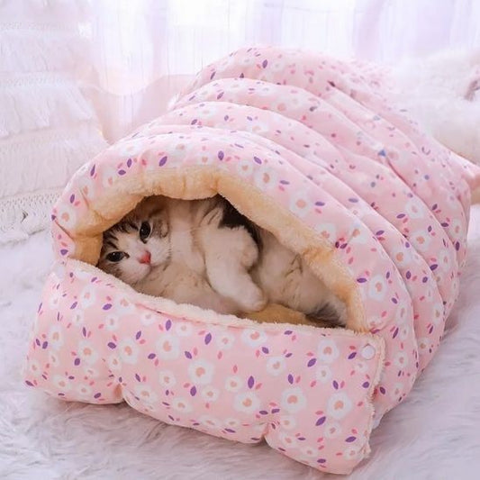 Sac de couchage chat rose avec un chat allongé dedans.