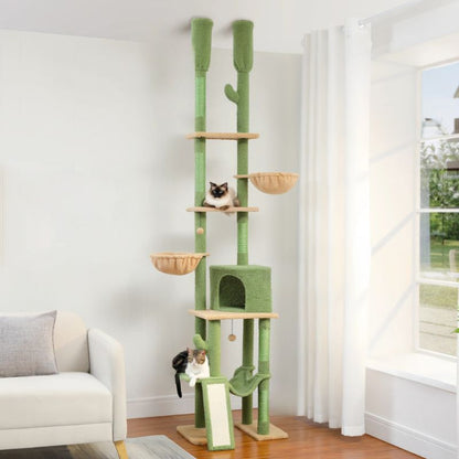 Arbre a chat bois double poteaux cactus-vert-sept niveaux et deux chats assis sur deux planches.
