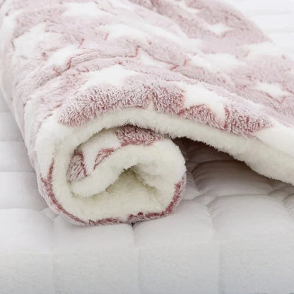 Coussin à chat rose rectangulaire en peluche douce et des motifs d'étoiles blanches.