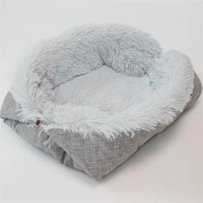 Coussin chat pliable gris avec peluche grise à l'intérieur plié.