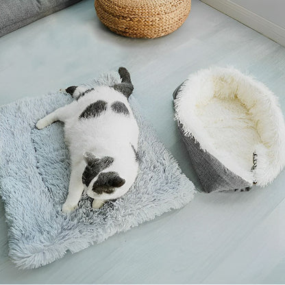 Coussin chat pliable gris avec peluche grise et blanche à l'intérieur, polyvalent, plié et déplié avec un chat allongé dessus.