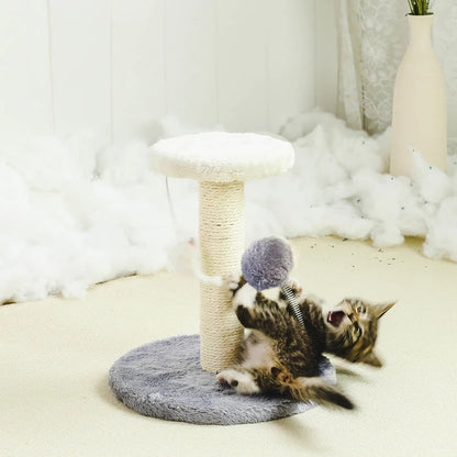 Un chaton gris en train de jouer avec un grattoir chat en forme d'un poteau en sisal avec deux bases, une grande grise et l'autre blanche en haut, petite avec deux peluches en forme de souri et boule suspendues.