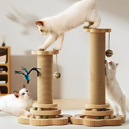 Grattoir chat en forme de petit arbre à chat, un grand et un petit avec trois chats blancs qui jouent avec les balles e sisal insérées dans ce grattoir.