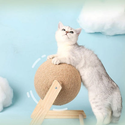 Griffoir à chat en bois en forme de V et L avec une boule en sisal et un chat gris qui joue avec la boule.