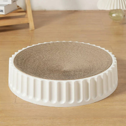 Un-griffoir-à-chat-rond-avec-une-base-blanche-robuste