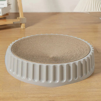 Un-griffoir-à-chat-rond-avec-une-base-grise-robuste