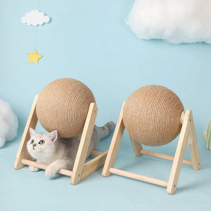 Griffoir à chat en bois en forme de V et L avec une boule en sisal et un chat gris qui regarde en dessous de la balle.
