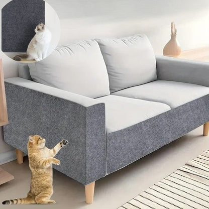 Un griffoir à chat gris foncé collé sur le tour du fauteuil de salon avec un chat assis à côté du fauteuil.