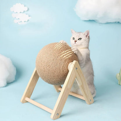 Griffoir à chat en bois en forme de V et L avec une boule en sisal et un chat gris qui fait ses griffes sur la boule en étant debout.
