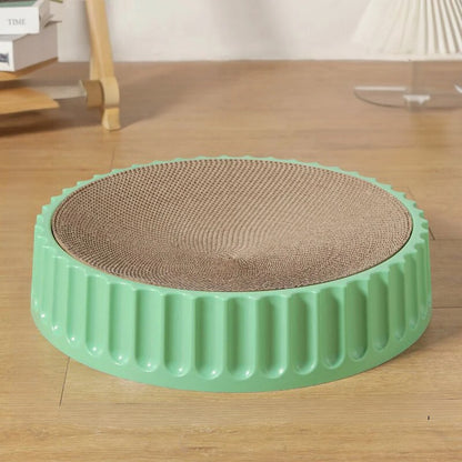 Un-griffoir-à-chat-rond-avec-une-base-verte-robuste