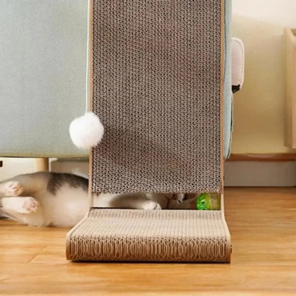 Un-chat-blanc-entrain-de-jouer-avec-une-balle-verte-insérée-dans-un-griffoir-chat-carton-en-forme-de-L.