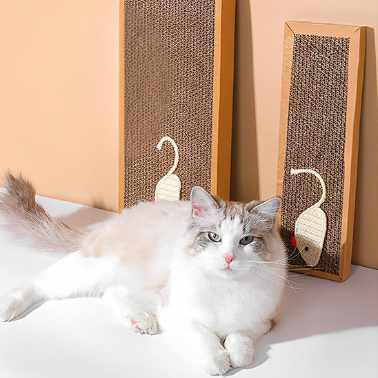Griffoir chat carton rectangulaire petit et grand avec une souris en sisal beige collé sur l'extrémité et un chat blanc assis devant ces deux griffoirs.