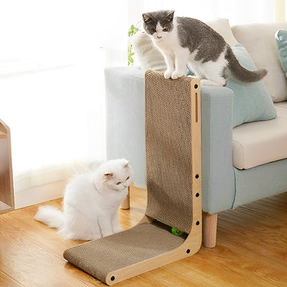 Deux-chats-jouent-avec-la-balle-insérée-dans-un-griffoir-chat-carton-en-forme-de-L.